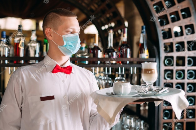 Serveur Apparence Europeenne Dans Masque Medical Sert Du Cafe Au Lait 109285 5732